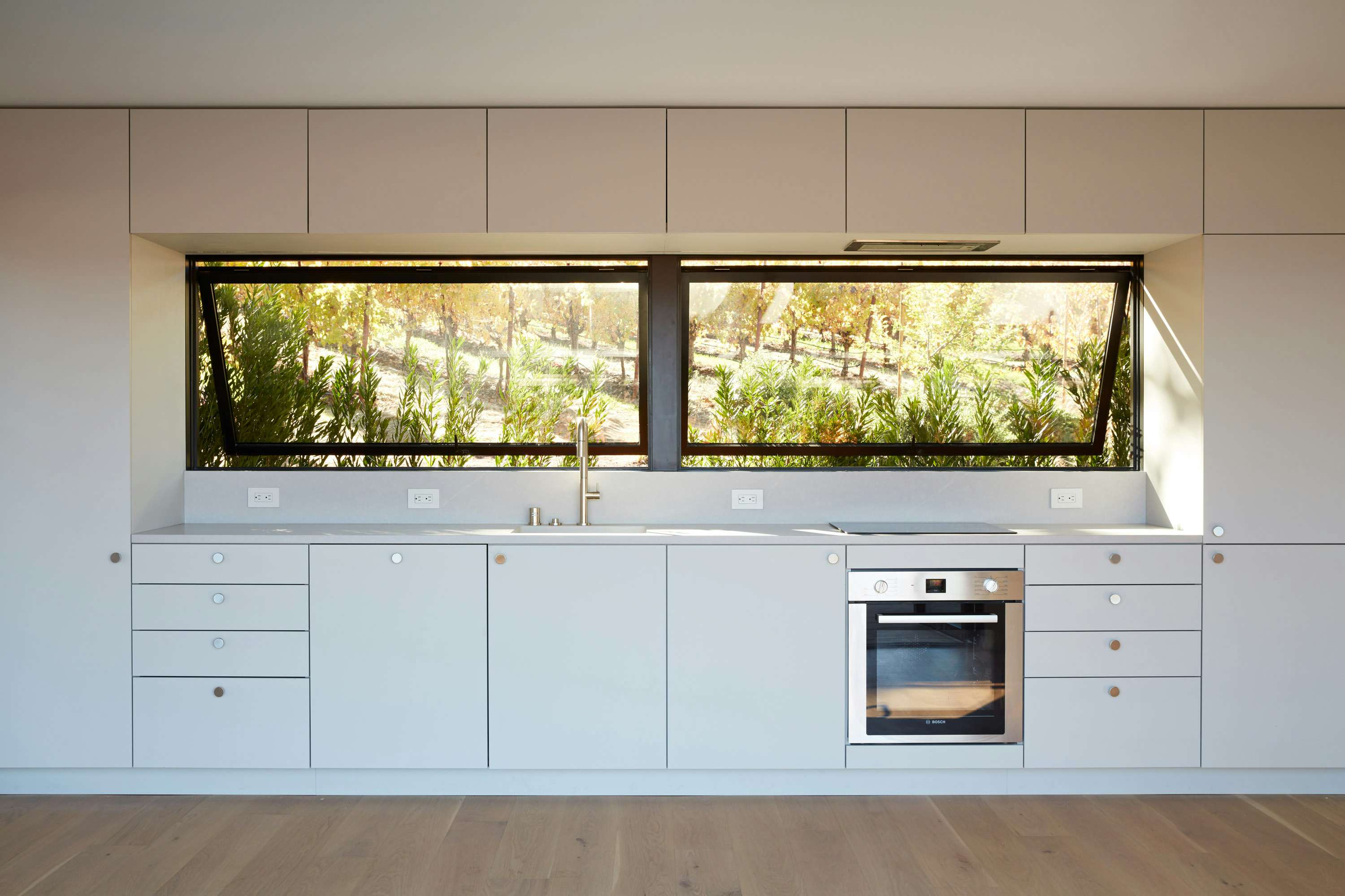 Abodu๋ ํดํค ๋ฐฉ์์ 1๋ฒ ๋๋ฃธ ADU์ ๊ตฌ์ถ ๋ฐ ๋ฉํ์ ๊ด๋ฆฌํ์ต๋๋ค. ๊ณต๋ ์ฐฝ์
์์ธ Eric
McInerney๋
"๋น์ฉ์ ์ธ๊ธ, ์์๋ฃ, ๋ง์ถคํ ์ฌ์ดํธ๋ณ ์์
์ ์ ์ธํ๊ณ ์ ๋ถ์ด๊ณ ํฌ๋ช
ํ๋ฉฐ ๋ชจ๋ ๊ฒ์ด ํฌํจ๋์ด ์์ผ๋ฉฐ ๊ณต์ฌ๊ฐ ์์๋๊ธฐ ์ ์ ํ์ ๋ฉ๋๋ค."๋ผ๊ณ ๋งํฉ๋๋ค. ์ฃผ๋ฐฉ์๋ ย Bosch ๊ฐ์ ์ ํ์ด ์๋น๋์ด ์์ต๋๋ค.